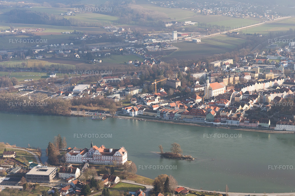 Aerial view: View of the town in Schärding in the state Upper Austria, Austria. – Photo: IMG_096031.jpg taken on 12/29/2016 by Werner Riehm/FLY-FOTO.com – Resolution of the original: 4795 x 3197 px