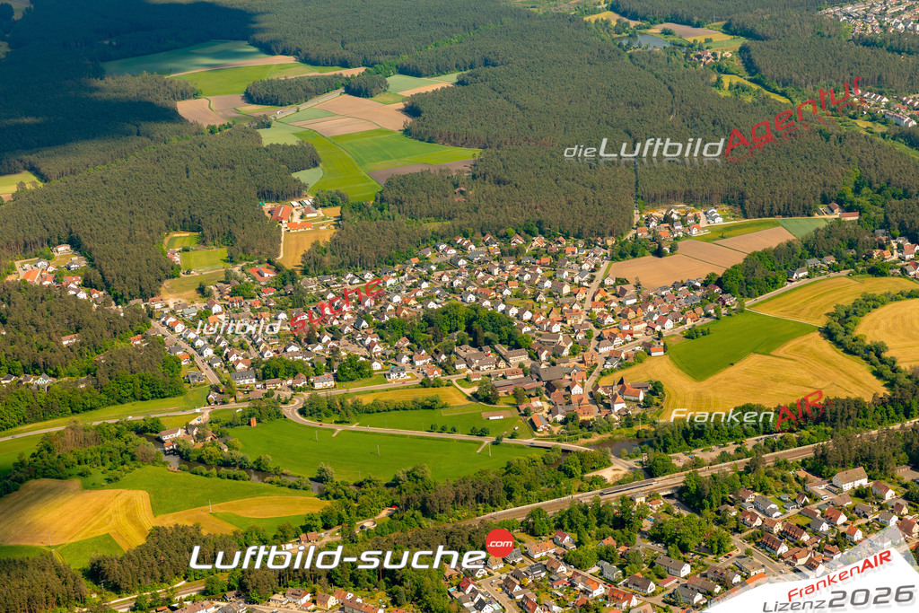 Das Luftbild zeigt : Pfaffenhofen Roth - Die Luftaufnahme wurde 2024 vom UL-Flugzeug aus erstellt ( keine Drohne ) - Hochauflösende Luftaufnahme - Für grossformatige Ausdrucke geeignet. Die Geschenkidee !Mit Lizenz und Bildrechte bestellbar