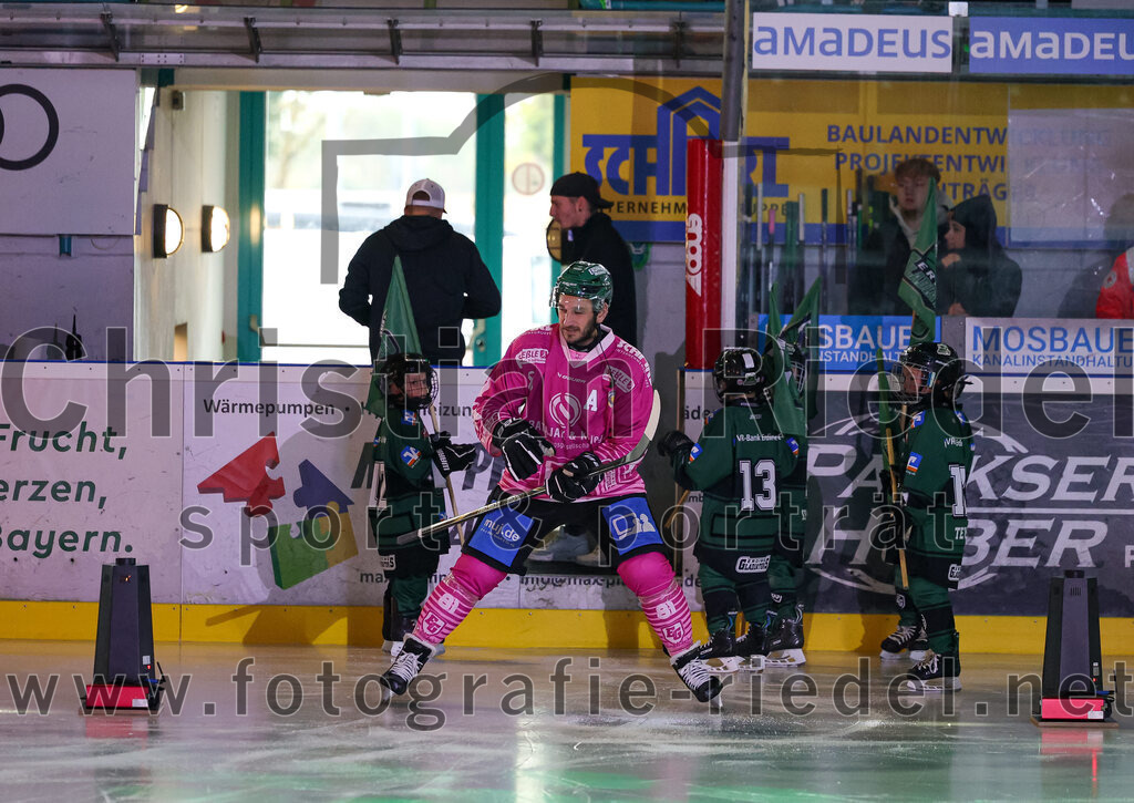 2025-10-05_009_TSV_Erding_gegen_Heilbronner_Falken | Erding, Deutschland, 05.10.2025:Eishockey, Oberliga Süd 2025 / 2026, 6. Spieltag, TSV Erding gegen Heilbronner Falken, Endergebnis: 3:1Maximilian Forster (Erding Gladiators, #81)Foto: Christian Riedel / fotografie-riedel.net