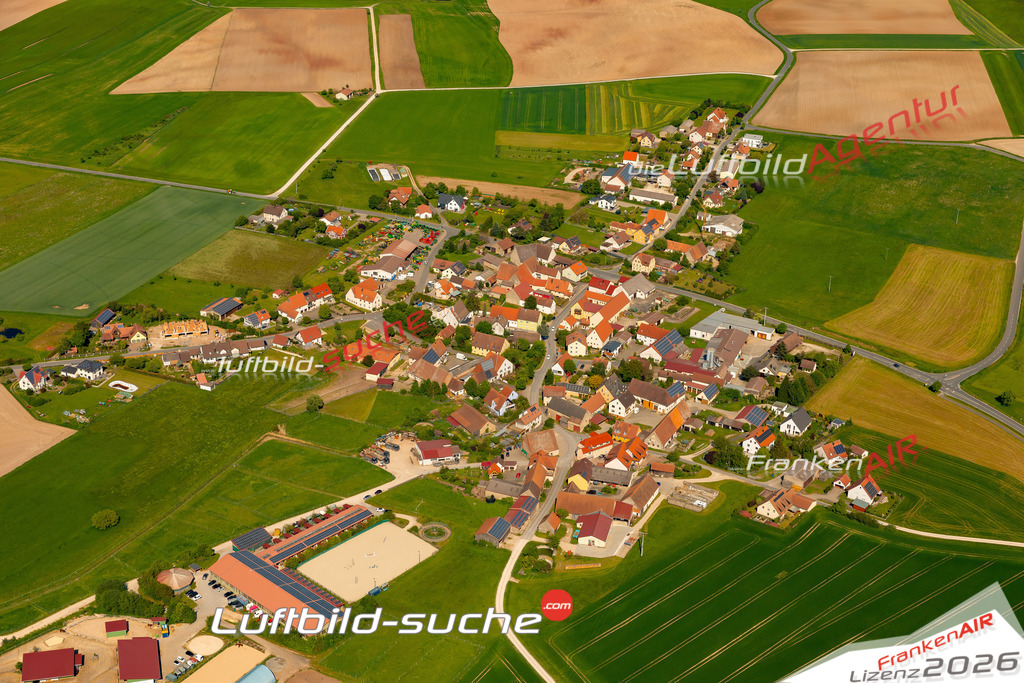 Das Luftbild zeigt : Mausdorf Emskirchen - Die Luftaufnahme wurde 2024 vom UL-Flugzeug aus erstellt ( keine Drohne ) - Hochauflösende Luftaufnahme - Für grossformatige Ausdrucke geeignet. Die Geschenkidee !Mit Lizenz und Bildrechte bestellbar