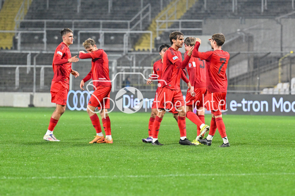 FC Bayern Amateure - FV Illertissen | Jubel der kleinen Bayern nach dem Trefferzum 1-1 durch Luca DENK (FC Bayern München II #6) / Freude / Happy / tor / torschuetze