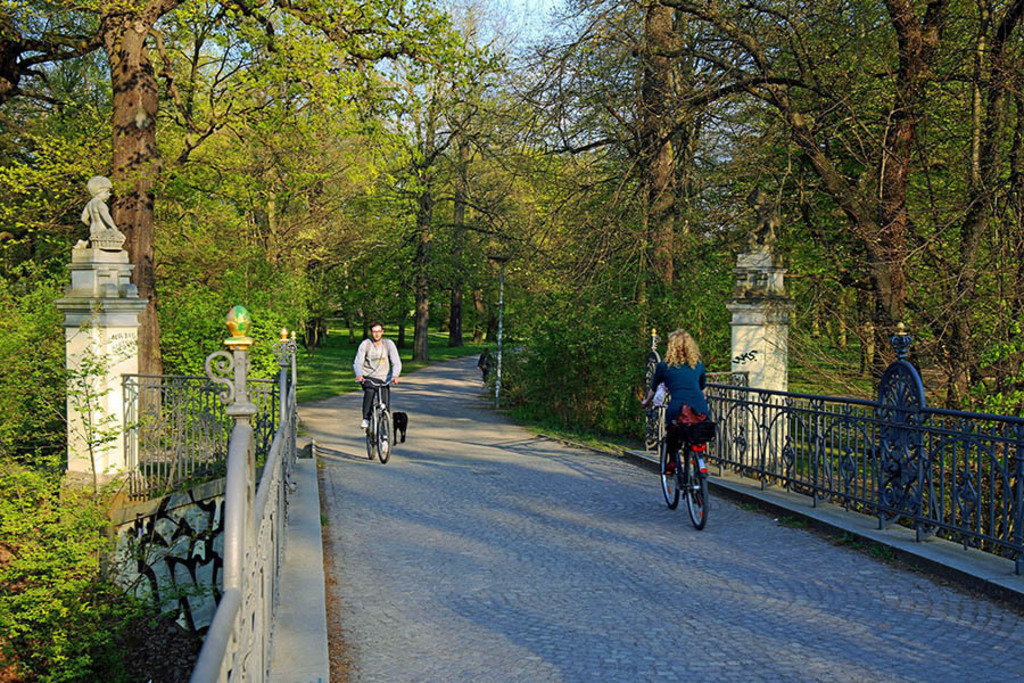 Palmengarten - Klingerhainbrücke über die Weiße Elster | Entdecke über 20 Kategorien Leipzig-Motive: Foto-Downloads, hochwertige Poster, Leinwand- & Fine-Art-Prints. Jetzt Lieblingsfoto im Bildlexikon Leipzig Shop bestellen!