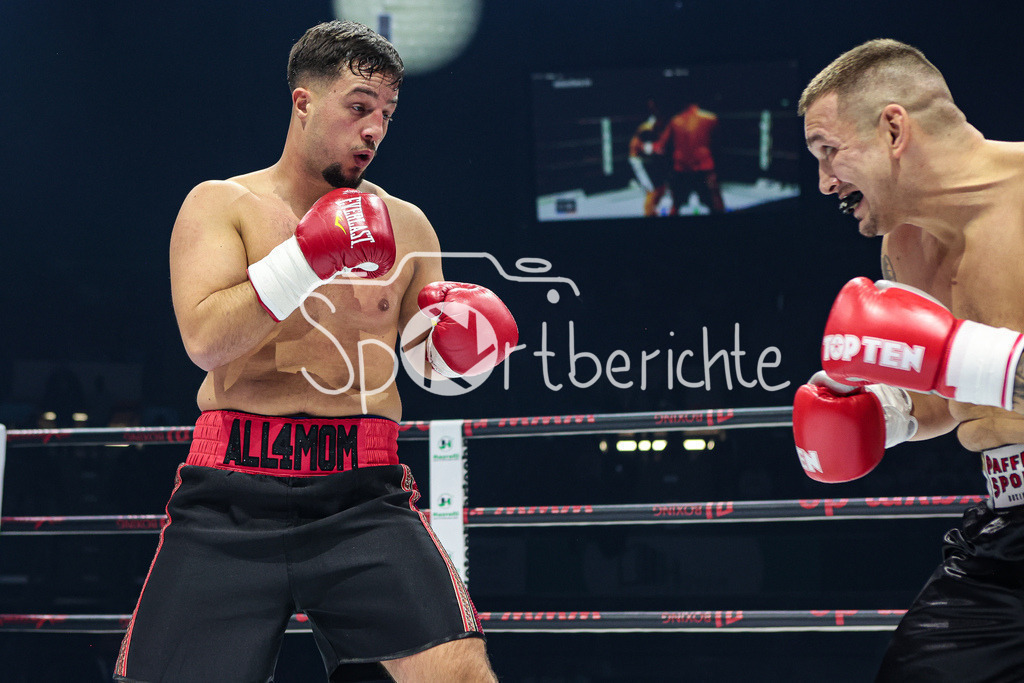 Profi - Box - Gala / Main Event | James KRAFT (rote Hose) in seinem Kampf gegen Vaclav TOJACEK (schwarze Hose)