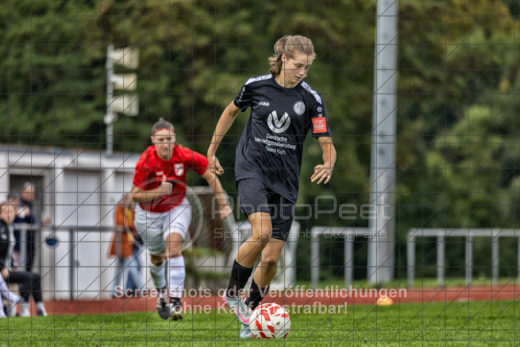 20250928_140739_0381-Bearbeitet | #,1.FC Donzdorf (schwarz) vs. TV Derendingen (rot), Fussball, Frauen-Verbandsliga Württemberg, 03. Spieltag, Saison 2025/2026, Rasenplatz Lautertal Stadion, Süßener Straße 16, 73072 Donzdorf, 28.09.2025 - 13:00 Uhr,Foto: PhotoPeet-Sportfotografie/Peter Harich