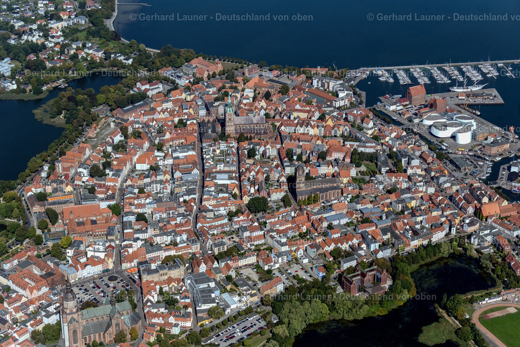 4061655 | HANSESTADT STRALSUND 08.09.2021 Altstadtbereich und Innenstadtzentrum in Hansestadt Stralsund im Bundesland Mecklenburg-Vorpommern, Deutschland. // Old Town area and city center in Hansestadt Stralsund in the state Mecklenburg - Western Pomerania, Germany. Foto: Gerhard Launer