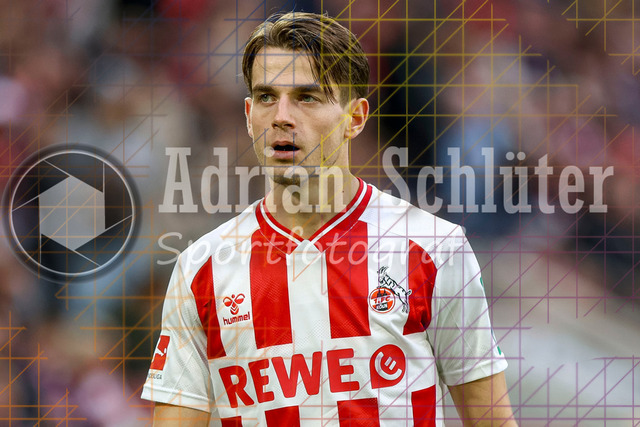 1. FC Köln vs FC Augsburg - 1. Bundesliga  | Köln, Deutschland, 18.10.25:   Jakub Kaminski (1. FC Köln) schaut waehrend des Spiels der 1. Bundesliga zwischen  1. FC Köln vs FC Augsburg im RheinEnergieStadion(Foto von Brauer-Fotoagentur / Adrian Schlueter)