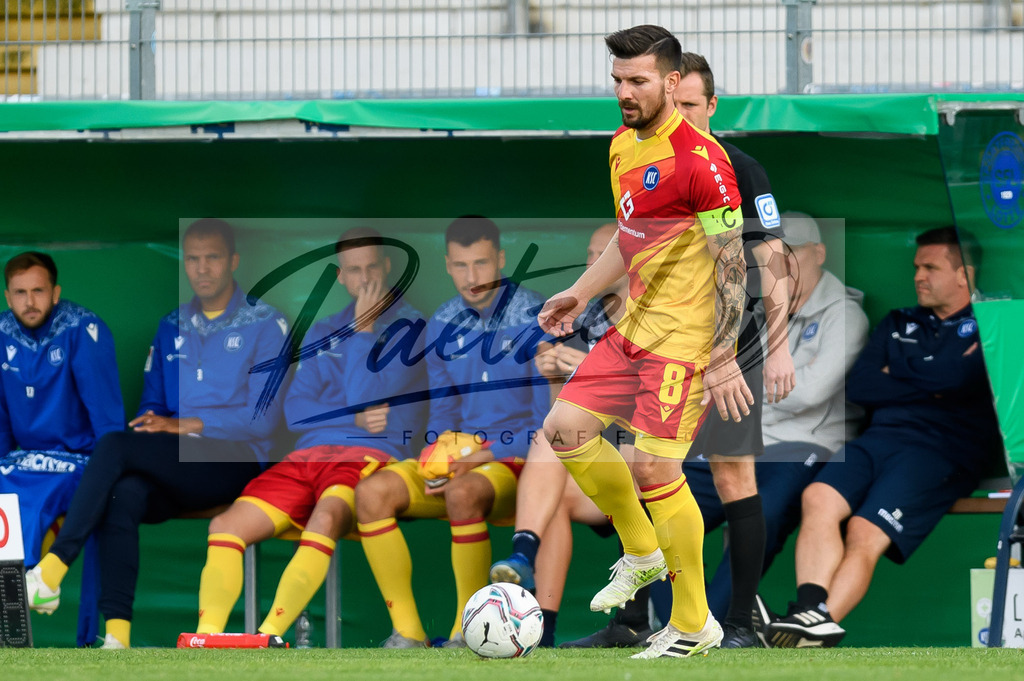 LOTKSC20210809_159 | Fussball, Herren: Jerome Gondorf (Karlsruher SC) in Aktion, am Ball, Einzelaktion beim Spiel der 1. Runde im DFB-Pokal zwischen SF Lotte und Karlsruher SC im Stadion am Lotter Kreuz am 09.08.2021 in Lotte, Deutschland.DFB / DFL REGULATIONS PROHIBIT ANY USE OF PHOTOGRAPHS AS IMAGE SEQUENCES AND/OR QUASI-VIDEO. - Realisiert mit Pictrs.com