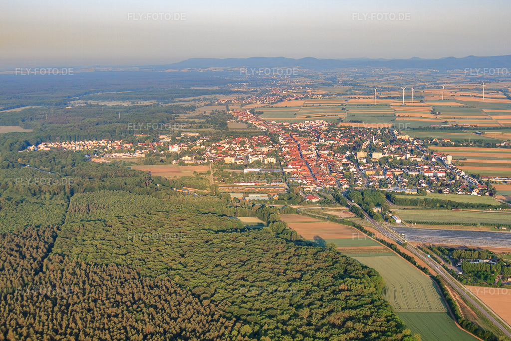 Luftbild: Stadtansicht am Morgn von Osten in Kandel im Bundesland Rheinland-Pfalz in Deutschland. Foto: IMG_64794.jpg vom 18.05.2014 durch Werner Riehm/FLY-FOTO.de