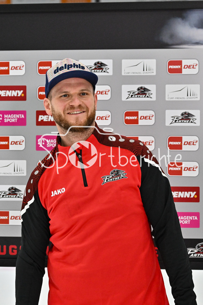 Augsburger Panther - Adler Mannheim | Beim Interview von MagentaSport Maximilian RENNER (Augsburger Panther #58) / FReisteller / Einzelfoto / DEL: Augsburger Panther - Adler Mannheim, Curt Frenzel Stadion am 16.02.2025