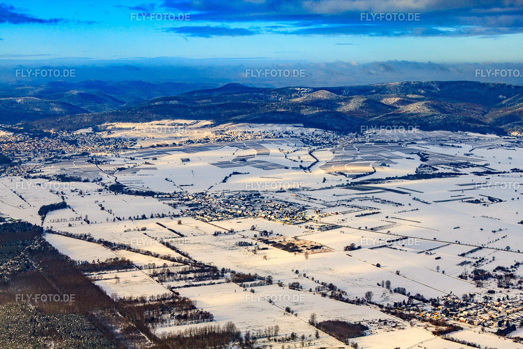 Dorfansicht aus Südosten  bei Schnee im Winter | Luftbild: Dorfansicht aus Südosten  bei Schnee im Winter in Schweighofen im Bundesland Rheinland-Pfalz in Deutschland. Foto: IMG_36247.jpg vom 02.01.2011 durch Werner Riehm/FLY-FOTO.de - Realisiert mit Pictrs.com
