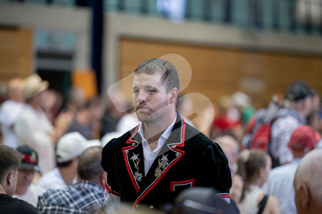 TESSINER2025_Ehrung_2185 | Die Schwinger des Schwyzer Kantonalen Schwingerverbandes: Fotos, die Dynamik und Leidenschaft festhalten, sowie emotionale Momente aus dem traditionellen Schwingsport zeigen. - Realisiert mit Pictrs.com