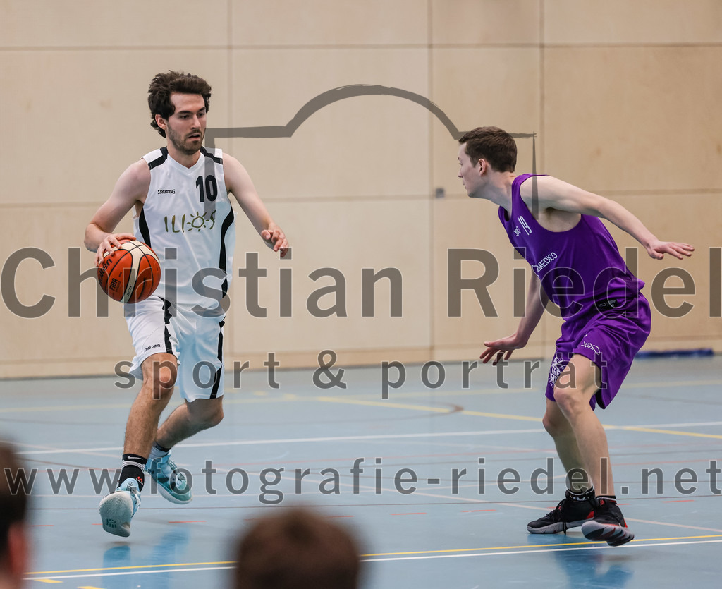 2022-05-01_084_TSV_Vaterstetten_gegen_DJK_Traunstein | Vaterstetten, Deutschland, 01.05.2022:
Basketball, Aufstiegsrunde zur Bayernliga 2021 / 2022, 5. Spieltag, TSV Vaterstetten gegen DJK Traunstein, Endergebnis: 87:79

Luca Maurice Kohll (TSV Vaterstetten, #10), A. Schatz (DJK Traunstein, #19)

Foto: Christian Riedel / fotografie-riedel.net
