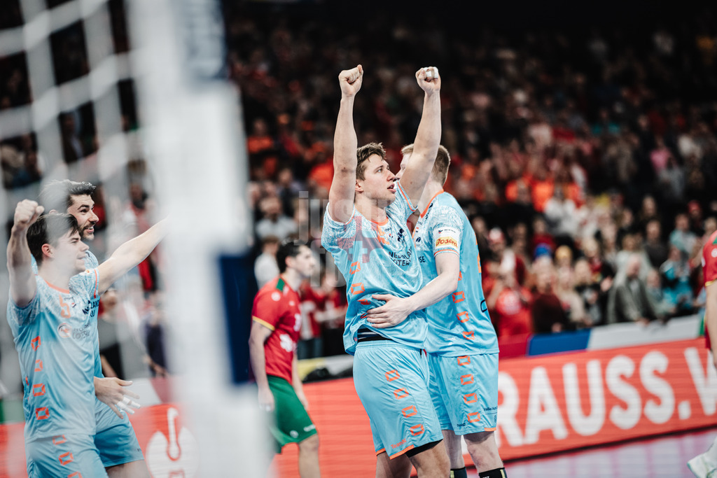 Handball | Herren | EHF EURO 2024 | European Championshop Men 2024 Final Tournament | Niederlande vs. Portugal | 23.01.2024 | Lars Kooij (#15, Holland, NED) hisst nach dem Unentschieden die Arme
