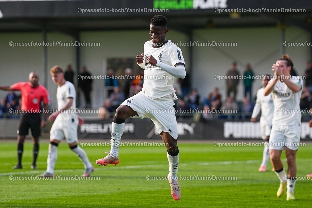 xYDRx13112501017 | 13.11.2025, xydrx, Fußball, Testspiel, Borussia Mönchengladbach - NV Koninklijke Lierse SK, Fohlenplatz am Borussia-Park: Torjubel nach dem Tor zum 1:0 für Borussia Mönchengladbach durch Torschütze Iaia Manco Danfa (Borussia Mönchengladbach #37)