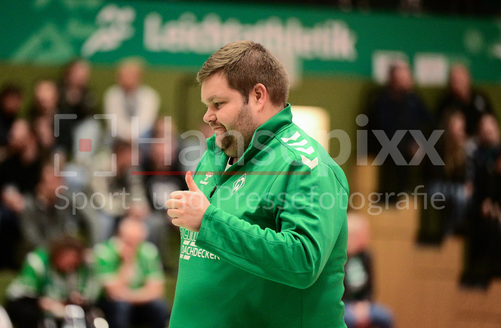 Handball, 2. Bundesliga Frauen, SV Werder Bremen - VfL Waiblingen | v.li.: Timm Dietrich (Trainer, Cheftrainer, SV Werder Bremen) zeigt einen Daumen hoch