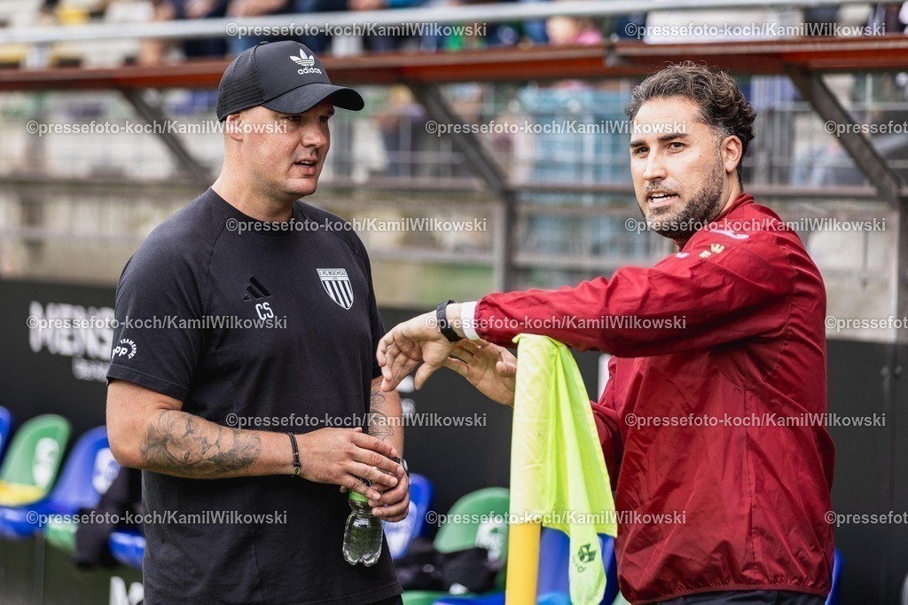 xKWI02082501006 | 02.08.2025, xkwix, Fußball, Regionalliga West, FC Gütersloh - 1. FC Bocholt, Ohlendorf Stadion im Heidewald: Julian Hesse (Trainer FC Gütersloh) mit Christopher Schorch (Teamchef 1. FC Bocholt) 