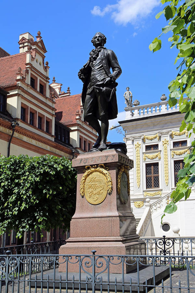 Bildlexikon Leipzig - Goethe-Denkmal | Das Team hinter BILDLEXIKON LEIPZIG bündelt historische wie aktuelle Informationen über die Stadt Leipzig in Text und Bild auf einer Plattform und stellt diese der interessierten Öffentlichkeit zur Verfügung.