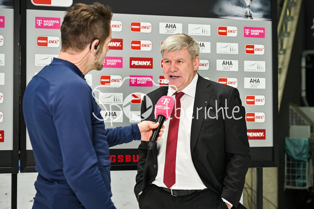 Augsburger Panther - Schwenninger Wild Wings | AUGSBURG, GERMANY - 02. JANUARY: im Bild  Bill PETERS Trainer Augsburger Panther beim Interview mit Magentasport vor dem Match zwischen den Augsburger Panthern und den Schwenninger Wild Wings am 35. Spieltag der Penny DEL im Curt Frenzel Stadion