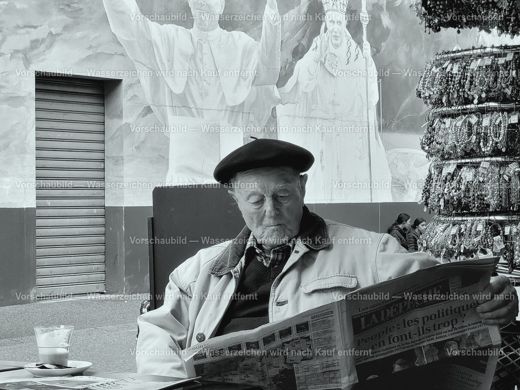 Sonntagszeitung | Zwei Päpste und eine Zeitung...Zeitungs-und Kaffeepause im Wallfahrtsort Lourdes - Realisiert mit Pictrs.com