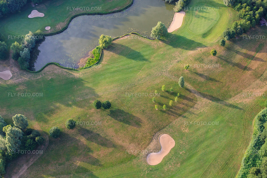 Aerial view: Ponds and greens at the Baden-Baden Golf Club Soufflenheim in Soufflenheim in the state Bas-Rhin, France. – Photo: IMG_30478.jpg taken on 07/09/2010 by Werner Riehm/FLY-FOTO.com – Resolution of the original: 4752 x 3168 px