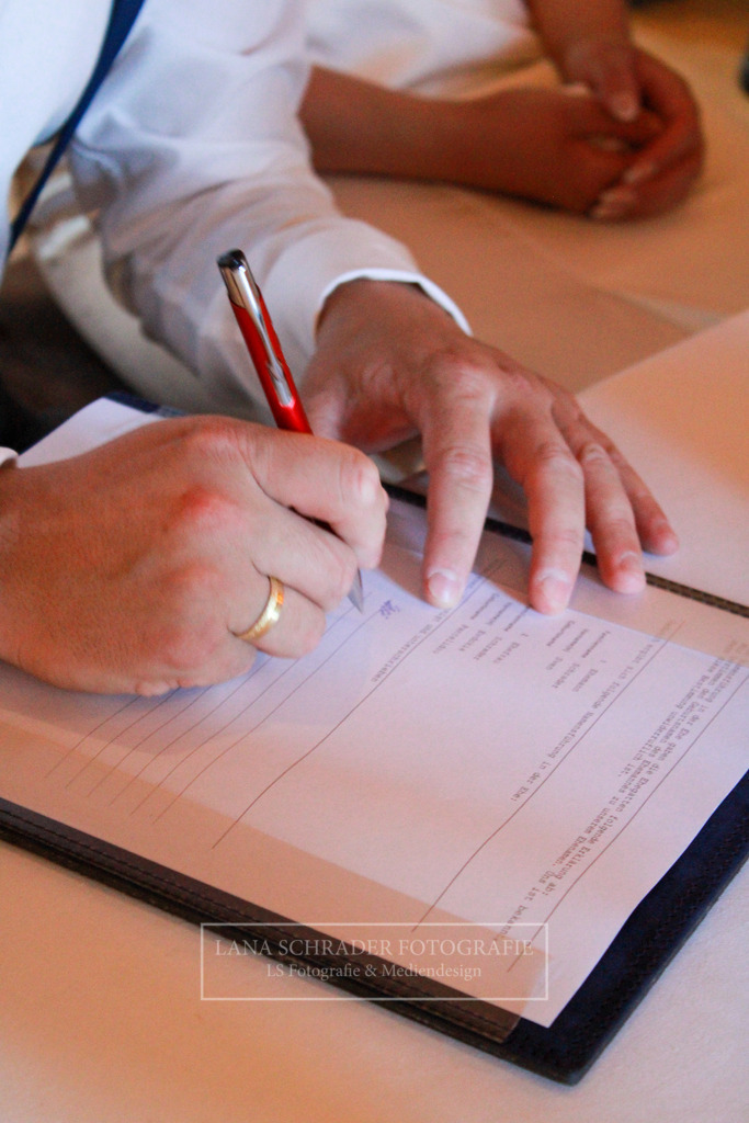 Hochzeit Sven _ Evi 30.06.22 Standesamt-18 | lanaschraderfotografie - Realisiert mit Pictrs.com