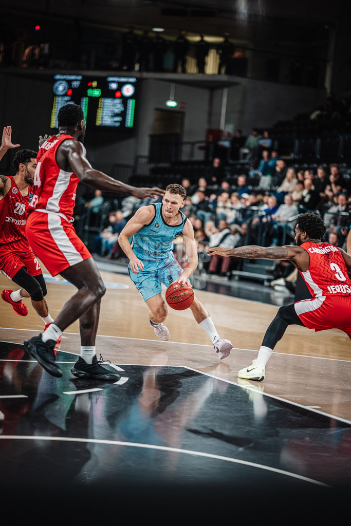 Basketball | Männer | Saison 2024/2025 | BKT EuroCup | Veolia Towers Hamburg vs. Hapoel Bank Yahav Jerusalem | 17.12.2024 | Brae Ivey (#1, Veolia Towers Hamburg) am Ball