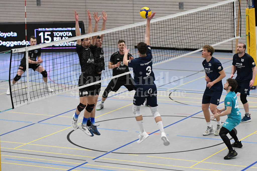 TSV Deggendorf  : VC Eitting 09 | Angriff von Alexej Kursov (Kapitän/Außenangreifer) - Realisiert mit Pictrs.com