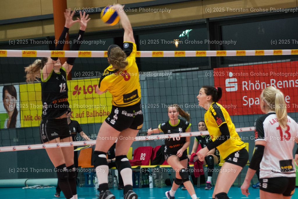 VBL VFB SUHL vs. LADIES IN BLACK AACHEN | VFB Suhl am Ball; VBL VFB SUHL vs. LADIES IN BLACK AACHEN, Volleyball-Bundesliga Frauen am 03.02.2018 in der Multihalle in Meiningen, (Deutschland) - Realisiert mit Pictrs.com