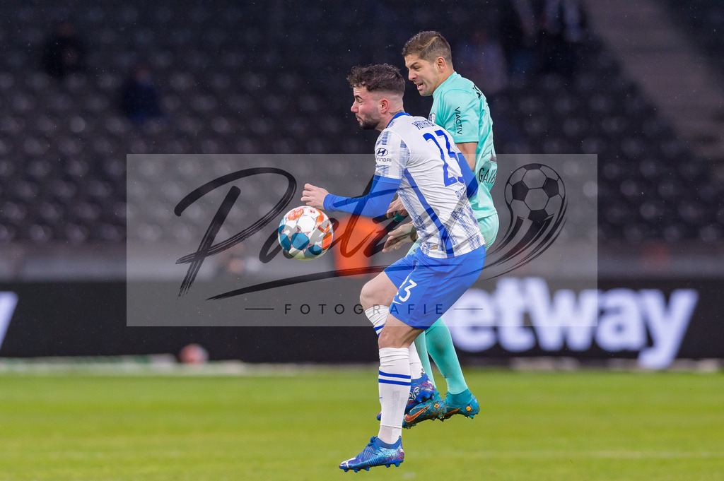 HERBOC20220204_297 | Fussball, Herren: Cristian Gamboa (VfL Bochum) und Marco Richter (Hertha BSC) im Zweikampf bei dem Spiel der 1. Bundesliga zwischen Hertha BSC und VfL Bochum im Olypiastadion am 04.02.2022 in Berlin, Deutschland.DFB / DFL REGULATIONS PROHIBIT ANY USE OF PHOTOGRAPHS AS IMAGE SEQUENCES AND/OR QUASI-VIDEO. - Realisiert mit Pictrs.com