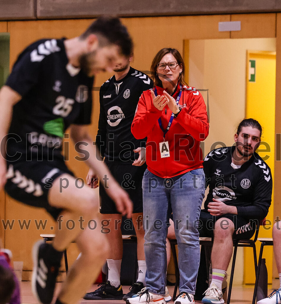 2024-11-09_033_SpVgg_Altenerding_gegen_TV_Altoetting | Erding, Deutschland, 09.11.2024:Handball, Bezirksoberliga Männer 2024 / 2025, 6. Spieltag, SpVgg Altenerding gegen TV Altötting, Endergebnis: 26:22Trainerin Katrin Noserke (TV Altötting)Foto: Christian Riedel / fotografie-riedel.net