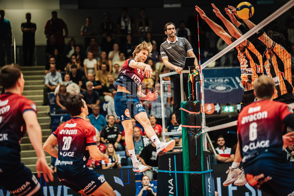 Volleyball | Herren | Saison 2025/2026 | Volleyball Ligacup | Finale | SVG Lüneburg vs. Berlin Recycling Volleys | 12.10.2024 | Daniel Gruvaeus (#2, SVG Lüneburg) beim Angriff