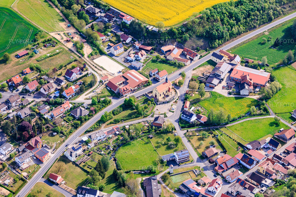 Luftbild: Dorfzentrum mit Kirche St. Martin im Ortsteil Münster in Eußenheim im Bundesland Bayern in Deutschland.Foto: IMG_155636.jpg vom 03.05.2026 durch Werner Riehm/FLY-FOTO.deAuflösung des Originals: 5300 x 3533 pxPR Karlstadt: Untergliederung Karlstadt