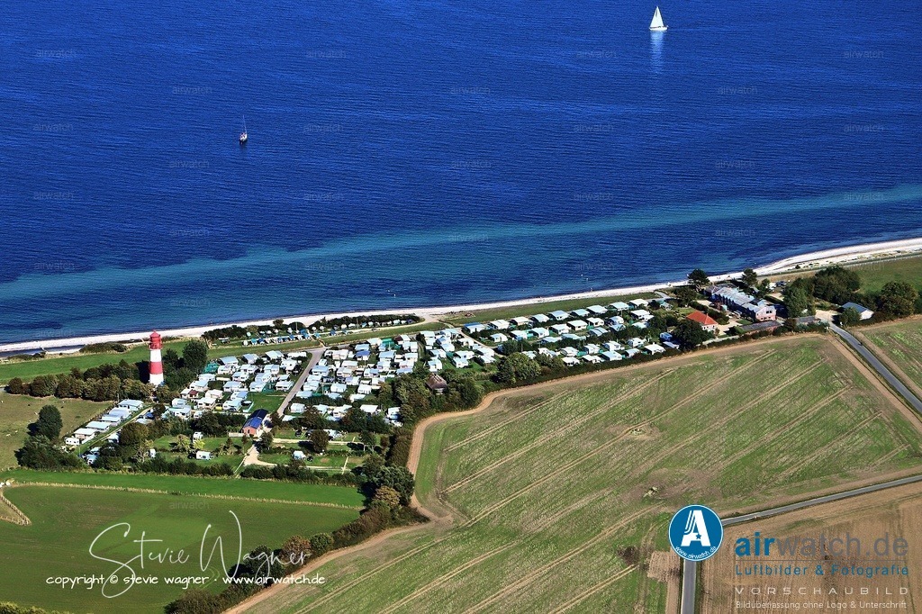 Luftbild - Der Campingplatz Seehof ist ein familiengeführter Campingplatz | Der Campingplatz Seehof ist ein familiengeführter Campingplatz direkt an der Ostsee in Pommerby, umgeben von der Natur der Halbinsel Angeln und nahe dem Naturschutzgebiet Geltinger Birk. Er bietet Stellplätze für Zelte, Wohnwagen und Wohnmobile sowie Ferienwohnungen und Gästezimmer. Zu den Besonderheiten zählt die malerische Lage unterhalb des Leuchtturms von Falshöft, von wo aus Paare zur Trauung in das nahe Trauzimmer gehen können.