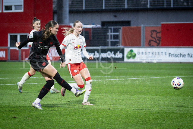 Frauen Fußball-Bundesliga; Bayer 04 Leverkusen - RB Leipzig, 06.12.2025 | Valentina Mädl (Bayer 04 Leverkusen, 17) zieht ab; Bayer 04 Leverkusen - RB Leipzig an Spieltag 12 der Google Pixel Frauen-Bundesliga am 06.12.2025 im Ulrich-Haberland-Stadion in Leverkusen (Nordrhein-Westfalen). DFL REGULATIONS PROHIBIT ANY USE OF PHOTOGRAPHS AS IMAGE SEQUENCES AND/OR QUASI-VIDEO.