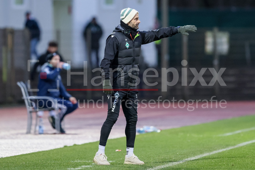 Fussball, Regionalliga Nord, SV Werder Bremen II - BSV Kickers Emden | v.li.: Christian Brand (Trainer, SV Werder Bremen II) gibt Anweisungen, gestikuliert, mit den Armen gestikulieren