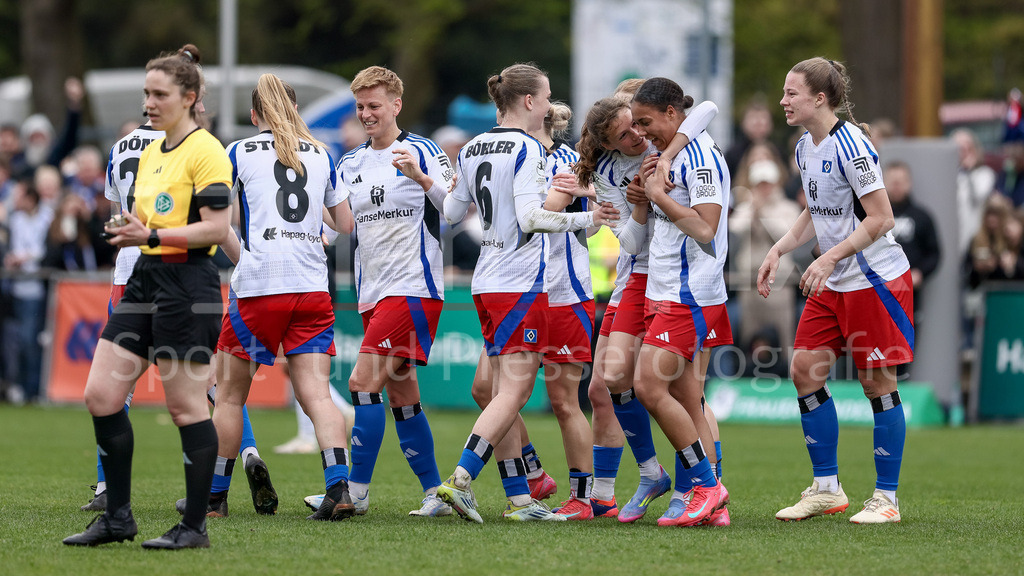 Fussball, 2. Frauen-Bundesliga, Hamburger SV - Eintracht Frankfurt II | v.li.: Spielerinnen vom Hamburger SV mit Torjubel, Jubel, jubeln, jubelt, optimistisch, Spielszene, Highlight, Freude über das Tor zum 1:0, DIE DFB-RICHTLINIEN UNTERSAGEN JEGLICHE NUTZUNG VON FOTOS ALS SEQUENZBILDER UND/ODER VIDEOÄHNLICHE FOTOSTRECKEN. DFB REGULATIONS PROHIBIT ANY USE OF PHOTOGRAPHS AS IMAGE SEQUENCES AND/OR QUASI-VIDEO.