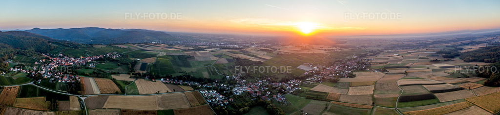 Luftbild: Panorama Perspektive der Dorf - Ansicht bei Sonnenaufgang in Oberhoffen-les-Wissembourg in Oberhoffen-lès-Wissembourg im Bundesland Bas-Rhin in Frankreich. Foto: IMG_111606-Pano.jpg vom 16.09.2018 durch Werner Riehm/FLY-FOTO.de – Auflösung des Originals: 12639 x 2921 px