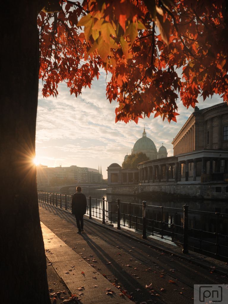 Herbstlicher Spaziergang ins Wochenende  |  Der Berliner Dom strahlt in voller Pracht, umgeben von leuchtend roten Blättern im sanften Gegenlicht der goldenen Stunde. Ein absolut fantastischer Moment, in dem die Stadt in warmes Herbstlicht getaucht ist und die Natur ihre schönsten Farben zeigt.  Berlin im Herbst ist einfach magisch! #Berlin #Herbst #GoldenHour #BerlinerDom #AutumnVibes #Photography #NatureMagic"