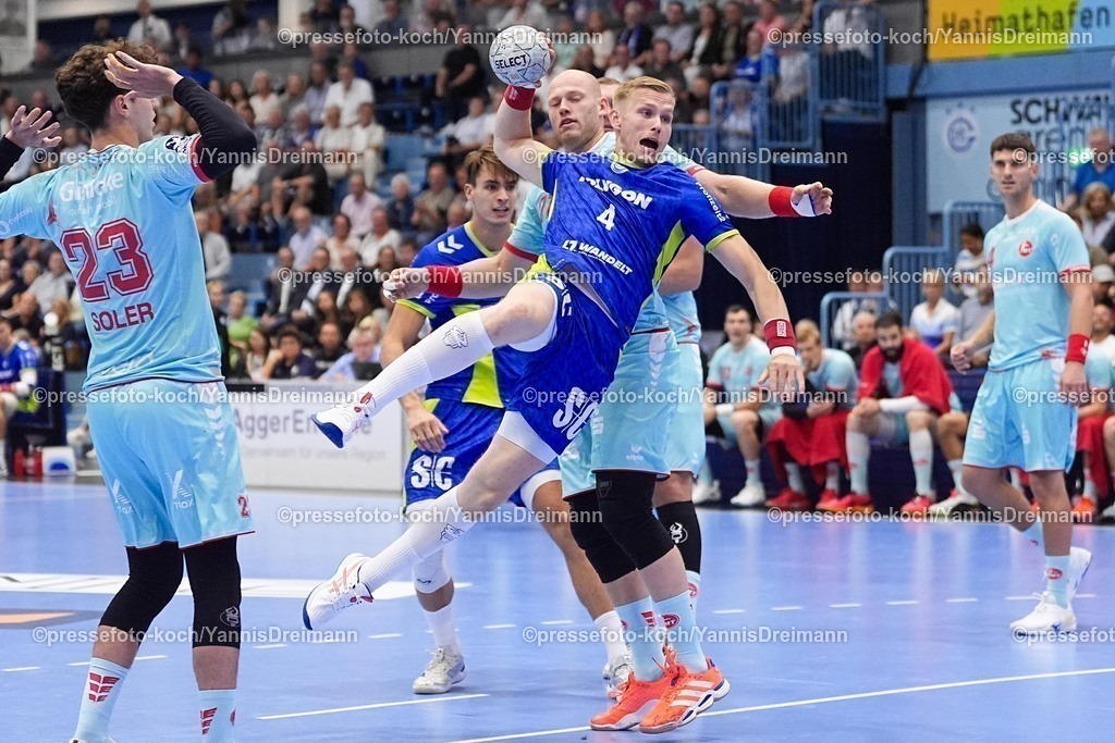 xYDRx04092501005 | 04.09.2025, xydrx, Handball, 1.HBL, VFL Gummersbach - TM Melsungen, Schwalbe-Arena: Ellidi Vidarsson (VFL Gummersbach #4) im Zweikampf gegen Arnar Freyr Arnarsson (MT Melsungen #21)