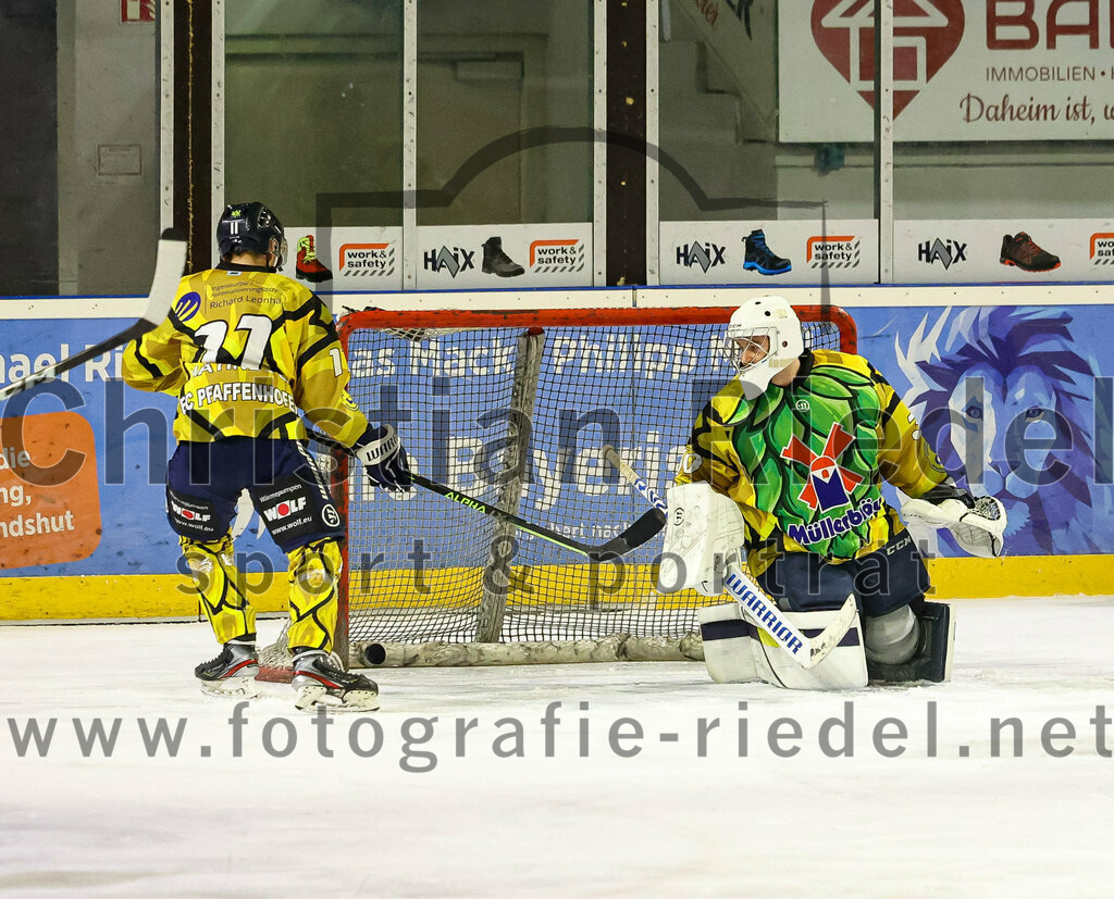 2022-12-16_032_TSV_Erding_gegen_EC_Pfaffenhofen | Erding, Deutschland, 16.12.2022:
Eishockey, Bayernliga 2022 / 2023, 21. Spieltag, TSV Erding gegen EC Pfaffenhofen, Endergebnis: 14:1

Liam Hätinen (EC Pfaffenhofen, #11), Torwart Hannes Kiefer (EC Pfaffenhofen, #30)

Foto: Christian Riedel / fotografie-riedel.net