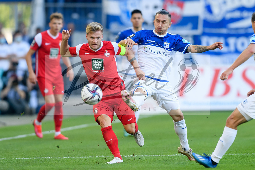 FCMFCK20210904_026 | Fussball, Herren: Jean Zimmer (1. FC Kaiserslautern) und Barıs Atik (1. FC Magdeburg) im Zweikampf beim Spiel der 3. Liga zwischen 1. FC Magdeburg und 1. FC Kaiserslautern in der MDCC-Arena am 04.09.2021 in Magdeburg, Deutschland.DFB / DFL REGULATIONS PROHIBIT ANY USE OF PHOTOGRAPHS AS IMAGE SEQUENCES AND/OR QUASI-VIDEO. - Realisiert mit Pictrs.com