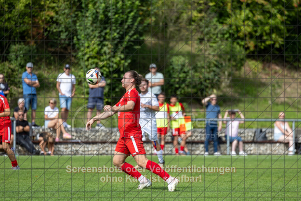 20250831_155019_0698 | #,TSG Salach (weiß) vs. SV Ebersbach (rot), Fußball, Bezirksliga - Bezirk Neckar/Fils, 02. Spieltag, Saison 2025/2026, Rasensportplatz, Staufenecker Straße, 73084 Salach, 31.08.2025 - 15:00 Uhr,Foto: PhotoPeet-Sportfotografie/Peter Harich