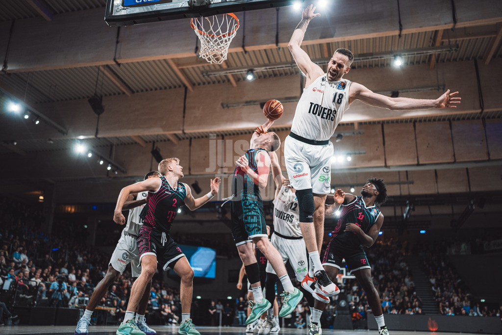 Basketball | Männer | Saison 2023/2024 | easyCredit Basketball Bundesliga | Veolia Towers Hamburg vs. Telekom Baskets Bonn | 03.02.2024 | Jonas 'WoBo' Wohlfarth-Bottermann (#18, Hamburg Towers) segelt am Rebound vorbei während Thomas Kennedy (#54, Telekom Baskets Bonn) den Ball ergreift