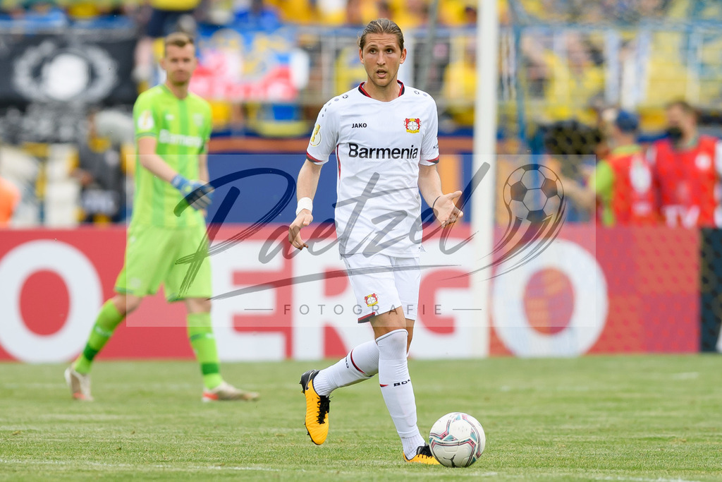 LLELEV20210807_133 | Fussball, Herren: Panagiotis Retsos (Bayer 04 Leverkusen) in Aktion, am Ball, Einzelaktion beim Spiel der 1. Runde im DFB-Pokal zwischen 1. FC Lokomotive Leipzig und Bayer 04 Leverkusen im Bruno-Plache-Stadion am 07.08.2021 in Leipzig, Deutschland.DFB / DFL REGULATIONS PROHIBIT ANY USE OF PHOTOGRAPHS AS IMAGE SEQUENCES AND/OR QUASI-VIDEO. - Realisiert mit Pictrs.com