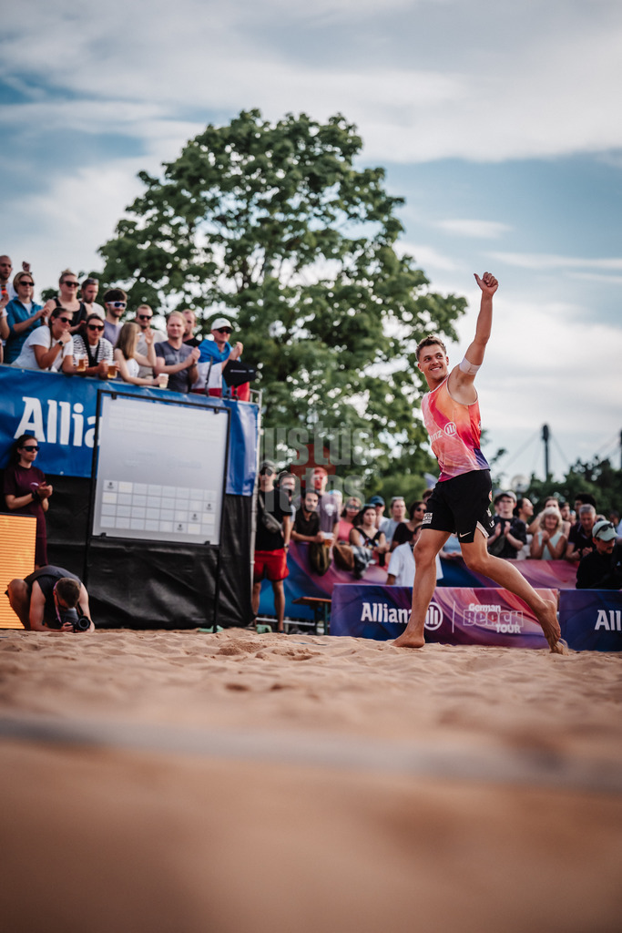 Beachvolleyball | Männer | Allianz German Beach Tour 2025 | Tourstop München | 12.07.2025 | Luis Kubo läuft in das Stadion ein