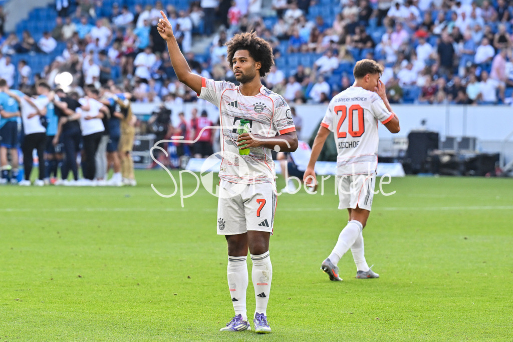 TSG 1899 Hoffenheim - FC Bayern München | Die Spieler der Bayern feiern nach dem Sieg in Hoffenheim mit ihren Fans, Serge GNABRY (FC Bayern Muenchen 7) / Einzelfoto / Freisteller / Bundesliga: TSG 1899 Hoffenheim - FC Bayern München; PreZero-Arena am 20.09.2025 / DFL REGULATIONS PROHIBIT ANY USE OF PHOTOGRAPHS AS IMAGE SEQUENCES AND/OR QUASI-VIDEO