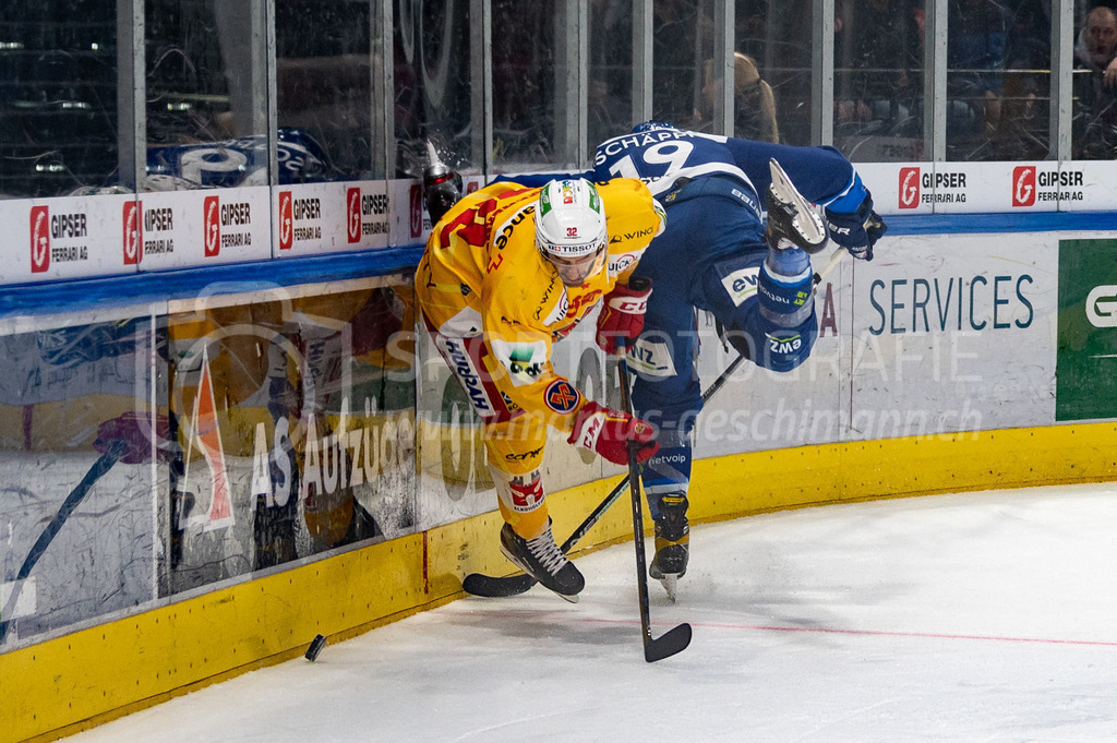 Playoffs: ZSC Lions - EHC Biel-Bienne | 04.04.2022, Zurich, Hallenstadion, Playoffs: ZSC Lions - EHC Biel-Bienne, #19 Reto Schäppi (ZSC) checkt #32 Noah Schneeberger (Biel). - Realisiert mit Pictrs.com