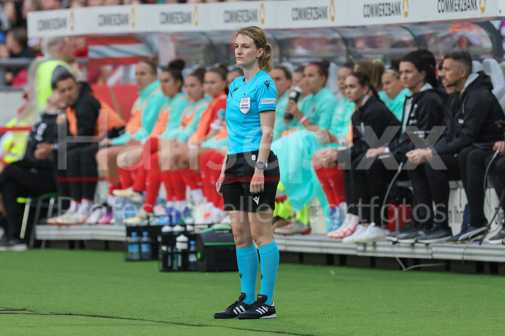 Fussball, EM-Qualifikation Frauen, Deutschland - Österreich | v.li.: Vierte Offizielle (4. Offizielle) Miriam Schwermer (Deutschland)