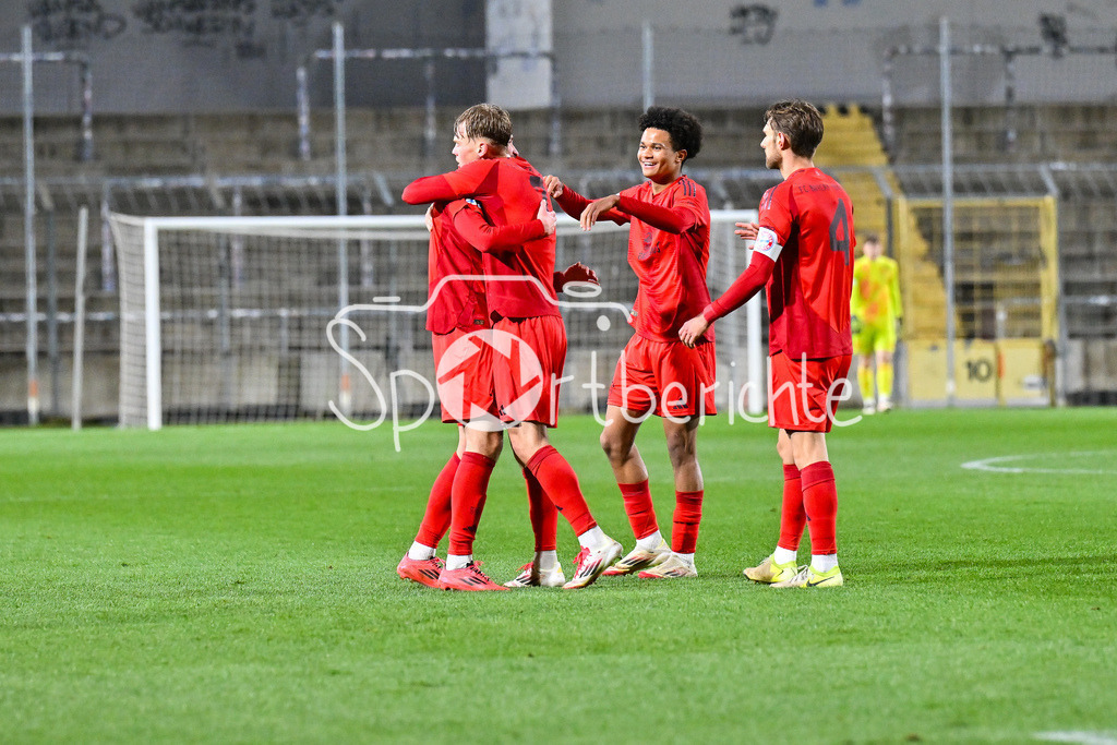FC Bayern Amateure - FC Augsburg II | Jubel der kleinen Bayern nach dem Treffer zum 1-1 durch Gabriel MARUSIC (FC Bayern München II #5) / Tor / Torschuetze / Freude / Happy / Regionalliga Bayern: FC Bayern Muenchen II - FC Augsburg II, Gruenwalder Stadion am 14.03.2025