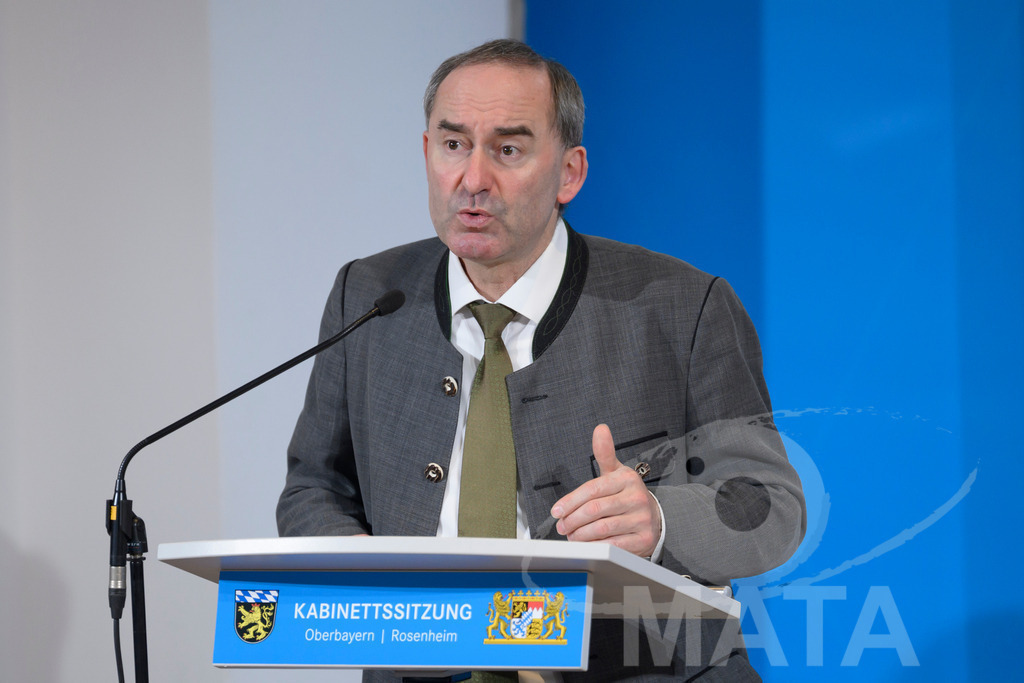 _DW04971 | Bayerns Wirtschaftsminister Hubert Aiwanger (Freie Wähler) Pressekonferenz im Lokschuppen. Rosenheim, 02.12.2025 Bayern Deutschland - Realisiert mit Pictrs.com